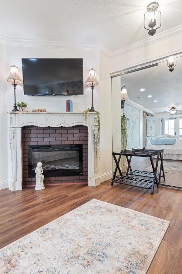 The Old Liberty Schoolhouse Bed & Breakfast Azle Bagian luar foto